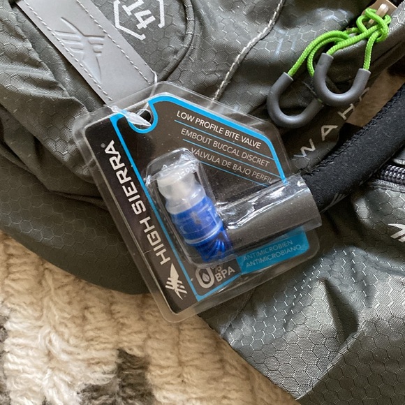 HIGH SIERRA NWT Wahoo 14L Hydration Backpack - Picture 4 of 6